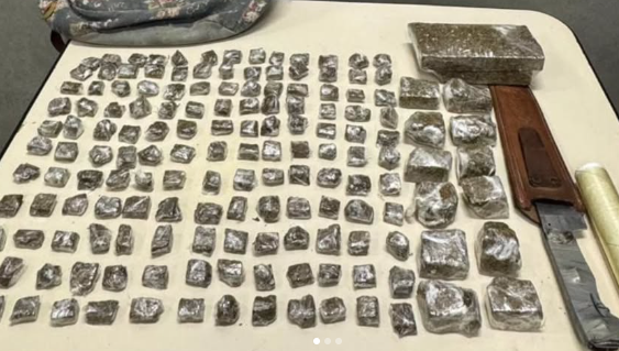 Policiais apreenderam objetos e mais de 750 porções de entorpecentes.