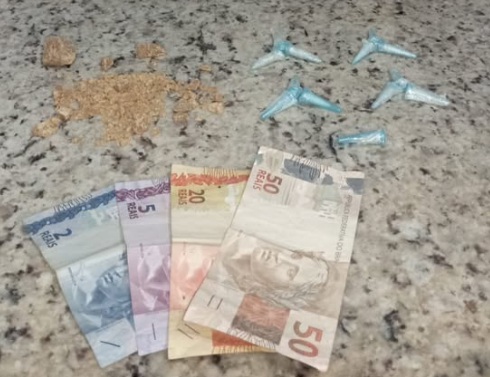 Ação em Santo Antônio apreendeu dinheiro e 35 gramas de entorpecentes.