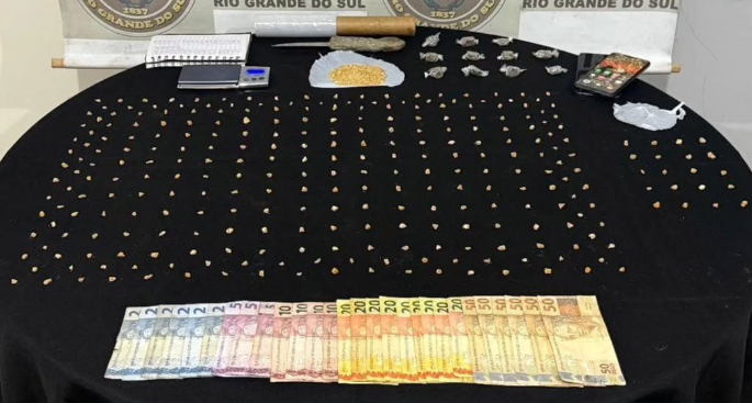 PMs apreenderam dinheiro, objetos e 268 pedras de crack durante ação em Torres.