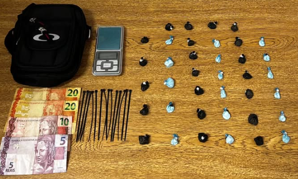 Menor foi apreendido em Osório carregando dinheiro, objetos e 38 porções de cocaína.