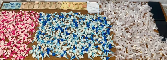 Policiais apreenderam carro, dinheiro, celulares e 1.122 porções de entorpecentes.