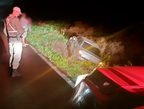 Motorista de Citroen precisou sair da pista para evitar colisão com caminhão na Estrada do Mar.