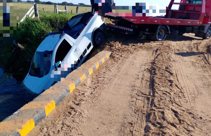 Homem morre após veículo que dirigia cair de ponte em Mostardas.