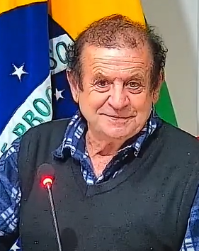 Professor Ouvides Vicari.