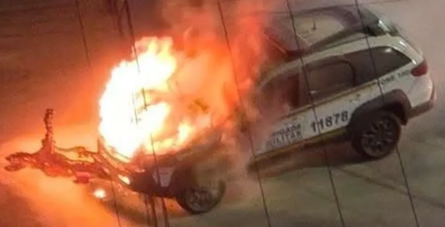 Dois policiais estavam dentro do veículo no momento do início do incêndio.