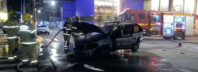 Carro ficou parcialmente destruído após pegar fogo no Centro de Tramandaí.