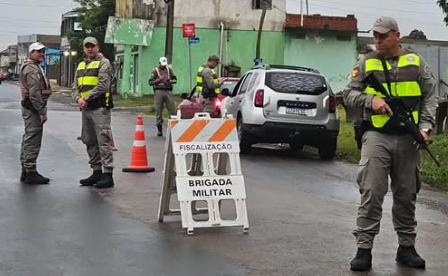 Policiais abordaram carro com cerca de mil porções de drogas na Interpraias.