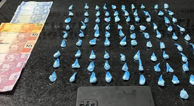 Ação em bar de Tramandaí apreendeu dinheiro, celular e 93 porções de cocaína.