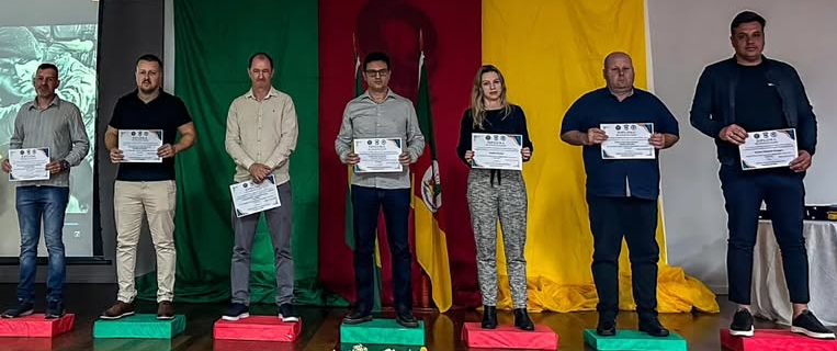 Militares e Civis foram homenageados com o Diploma de Congratulações do 8º Batalhão de Polícia Militar.