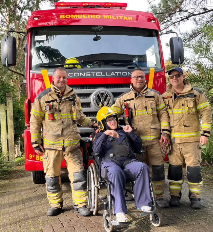Bombeiros participam de aniversário de aluno da Apae