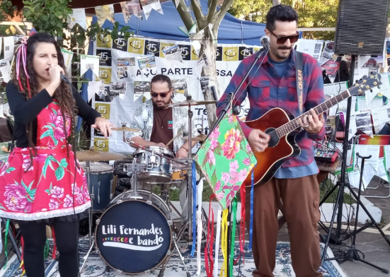 Edição em alusão a Festa Junina do Brique das Carretas contou com exposição de carros antigos, Casamento Caipira e show com Lili Fernandes e Banda.
