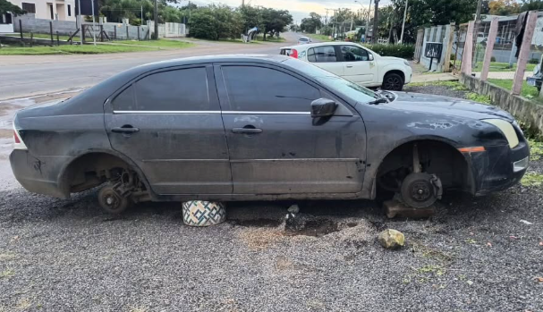 Carro quebra ao cair em buraco na ERS-030