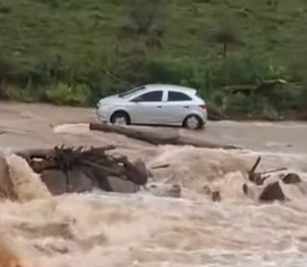 Casal é resgatado após ficar ilhado dentro de automóvel