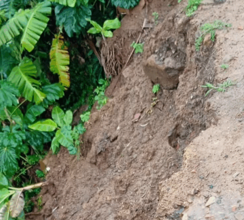 Chuva causa deslizamento de terra no bairro Laranjeiras