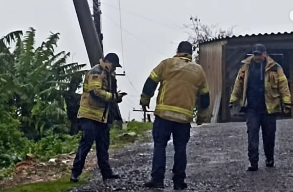 Bombeiros estiveram presentes no local realizando vistorias.