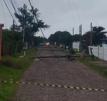 Queda de postes bloqueou rua na região central de Cidreira.