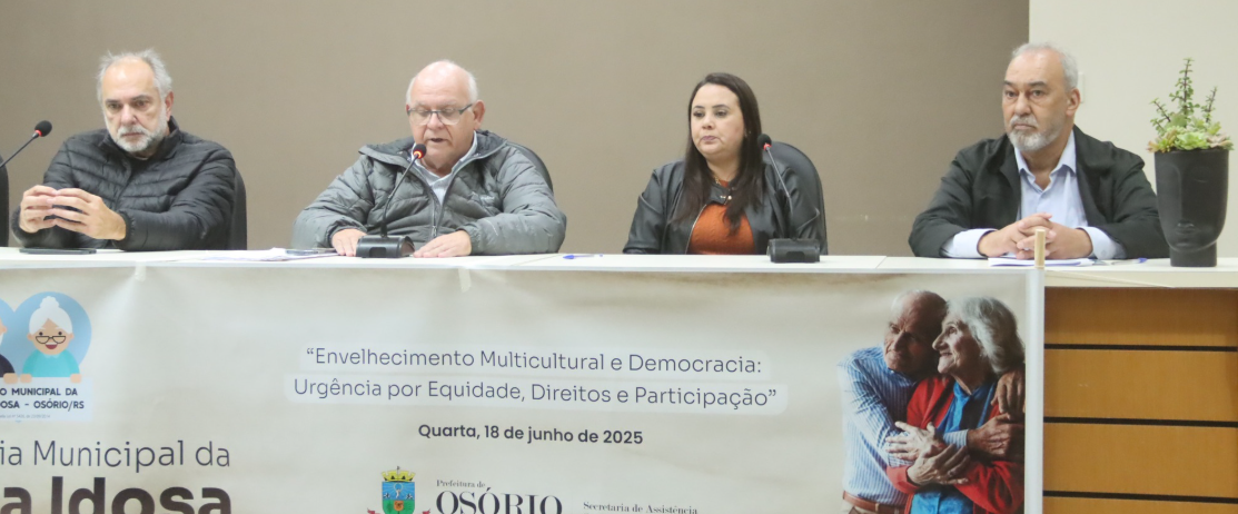 Vereador Rossano, prefeito Romildo, secretária Luana e presidente do Conselho Municipal de Pessoas Idosas, Marculan, fizeram parte da Mesa de Abertura.