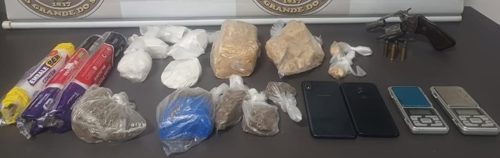 Homem é preso e adolescente é apreendido por tráfico