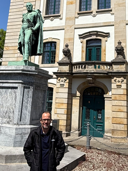 Historiador osoriense durante visita ao Arquivo de Hannover, na Alemanha.