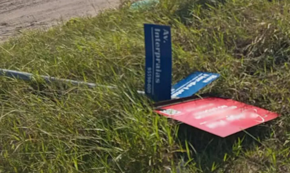 Homem acabou derrubando placa de sinalização em balneário de Tramandaí.