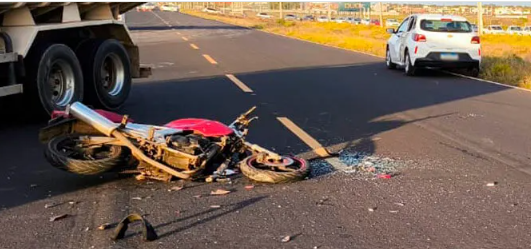 Mulher fica ferida em acidente na Estrada do Mar