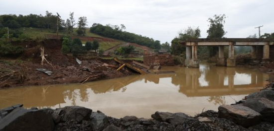 Ponte que liga o município a SAP acabou caindo em 2023 após região ser atingida por ciclone extratropical.
