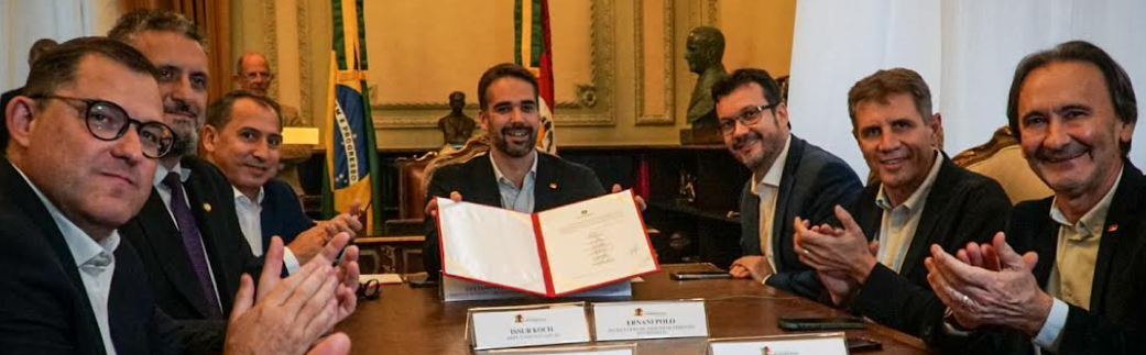 Assinatura do Decreto realizada pelo governador do RS contou com a presença de diversas autoridades.