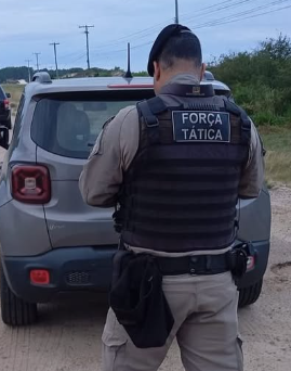 Ações no Litoral Norte gaúcho terminaram com dinheiro, objetos, arma, munições, dezenas de porções de entorpecentes, uma motocicleta e um automóvel apreendidos.