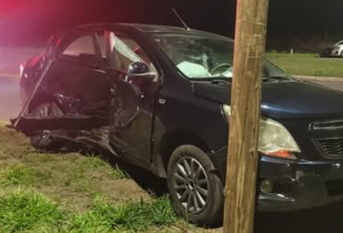 Passageira de Cobalt ficou ferida após carro onde ela estava ser atingido por outro veículo ao atravessar a Estrada do Mar.