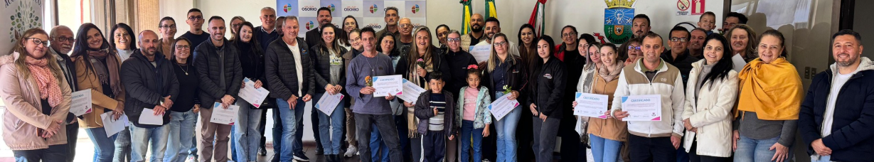 Mais de 100 empresas e voluntários foram homenageados com Certificados pelo trabalho voluntário e doações realizadas nas escolas do município.