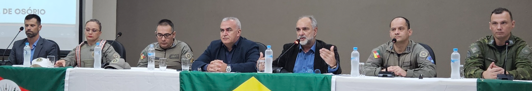 Mesa foi composta pelas seguintes autoridades: Delegado João Henrique, sargento Kurtz, major Marobin, vice-prefeito Ed, vereador Rossano, major Hax e o sargento Jozimar.