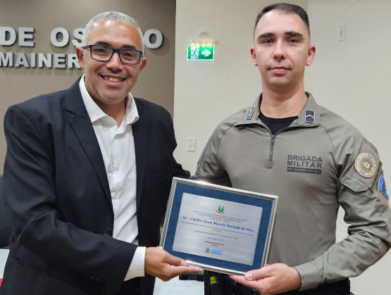 Danjo ao lado do soldado Marcelo Machado.