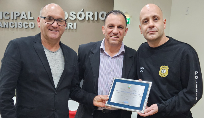 Vereadores Coelhão e Mirim ao lado do Comissário de Polícia Tiago Tavares Reis.