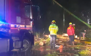Bombeiros realizaram a limpeza da pista para liberação do trânsito.