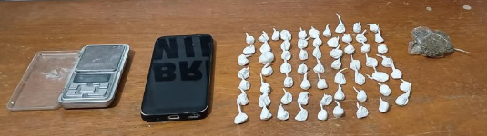 Homem foi preso em Palmares com celular e 65 porções de entorpecentes.