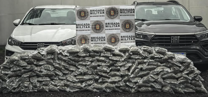 Dupla foi presa em Osório com dois automóveis e mais de 78 quilos de maconha.