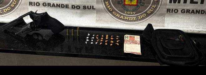 Ação em Capão apreendeu pochete com dinheiro, arma, munições e 29 porções de drogas.