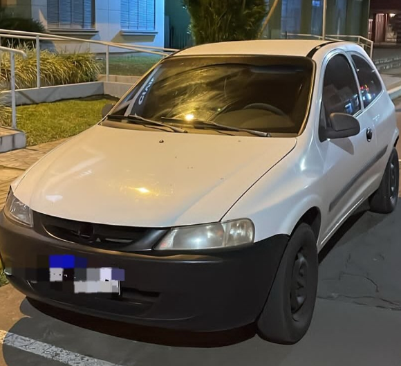 Ação em Osório apreendeu dinheiro, objetos, 90 porções de drogas e um automóvel Celta no bairro Albatroz.