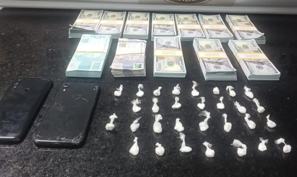 Policiais apreenderam entorpecentes, celulares e diversas notas de dinheiro falsas em Imbé.