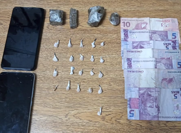 Homem foi preso em Mariápolis com dinheiro, celular e porções de drogas.