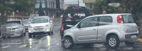 Veículo bate em viatura da Polícia Penal