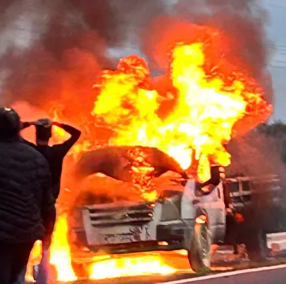 Veículo pega fogo na ERS-040