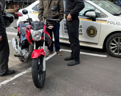 Colisão entre automóvel e motocicleta foi registrada na região central da cidade.