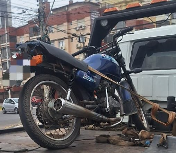 Alunos-soldados apreenderam moto em Capão com diversas irregularidades.