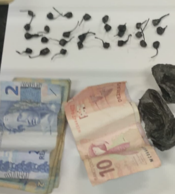 Policiais apreenderam dinheiro, celular e 41 porções de crack durante ações em Capão.