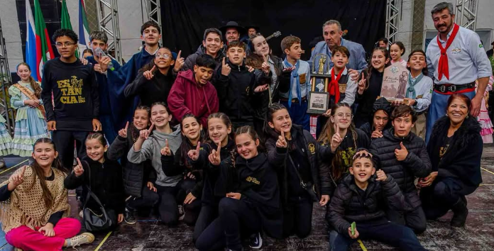 Centro de Tradições Gaúchas (CTG) Estância da Serra foi campeão da categoria Mirim nas Danças Tradicionais.