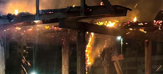 Bombeiros combatem incêndio em guarita