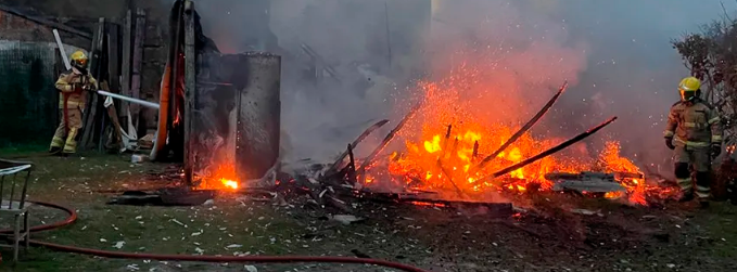 Bombeiros combatem incêndio em residência