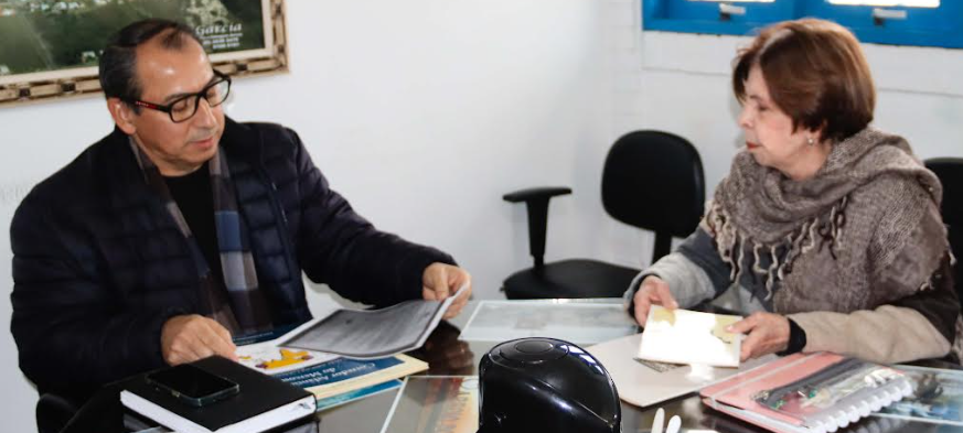 Prefeito de Arroio do Sal, Luciano Pinto, durante reunião com a engenheira civil Sandra Stehling.