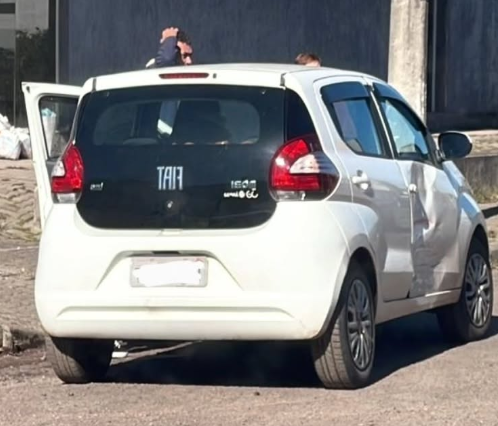 Colisão entre dois carros ocorreu próxima a escola do bairro Laranjeiras.